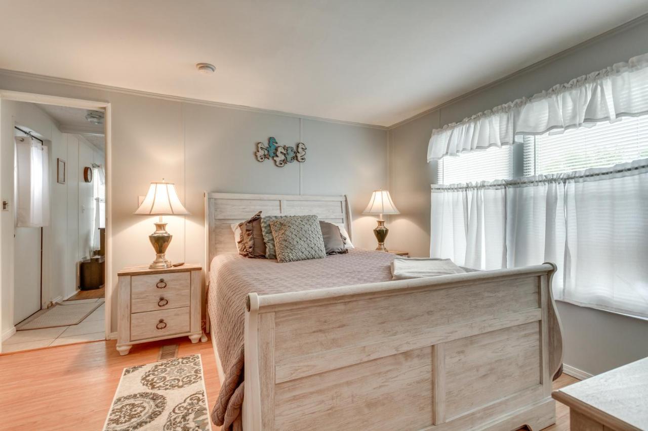 Bright Pensacola Home With Backyard - Pets Welcome! 외부 사진
